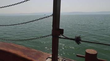 Sicht vom Deck des Schiffes auf dem See Genezareth Blick durch Kettenglieder