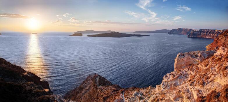 acantilado y rocas volcánicas de la isla de santorini, grecia. ver en la caldera foto