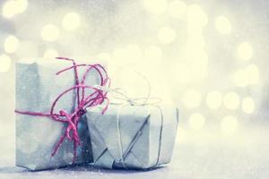regalos retro, cajas de regalo sobre fondo brillante. Navidad foto