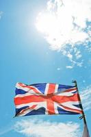 la union jack, la bandera nacional del reino unido ondeando en el viento foto