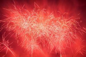 espectaculares fuegos artificiales iluminan el cielo. celebración de Año Nuevo. foto