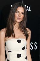 los angeles, 23 de mayo - emily ratajkowski en el estreno en la oscuridad en arclight hollywood el 23 de mayo de 2018 en los angeles, ca foto