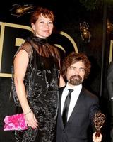 los angeles, 17 de septiembre - erica schmidt, peter dinklage en la hbo emmy after party, 2018 en el pacific design center el 17 de septiembre de 2018 en west hollywood, ca foto