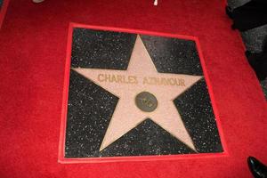 los angeles, 24 de agosto - charles aznavour, estrella en la ceremonia de la estrella charles aznavour en el paseo de la fama de hollywood el 24 de agosto de 2017 en los angeles, ca foto