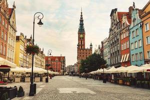 calle del casco antiguo y edificios en gdansk, polonia. foto