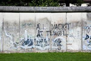 berlín, alemania, 2022 - memorial del muro de berlín con graffiti. foto