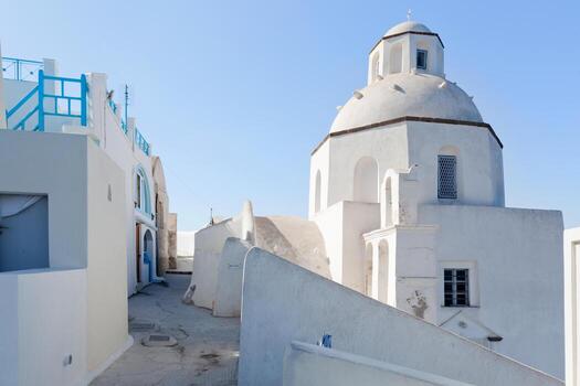 una iglesia blanca en fira en la isla de santorini, grecia foto