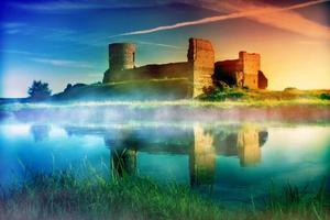 antiguas ruinas del castillo al atardecer mágico foto