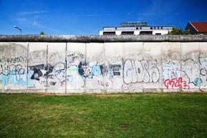 berlín, alemania, 2022 - memorial del muro de berlín con graffiti. foto