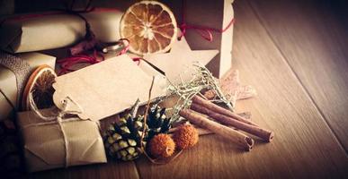 regalo retro rústico, cajas de regalo con decoraciones. tiempo de navidad, envoltura de papel ecológico. foto