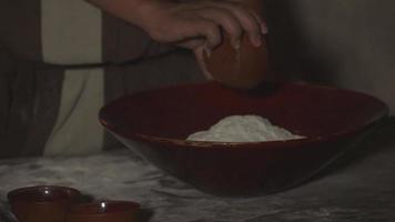 verser la farine et les autres ingrédients dans un grand bol pour faire de la pâte à pain