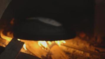 tortillas de farine faites à la main jetées dans un four en pierre à feu pour cuire