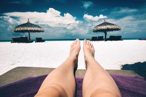 descansando en una playa. vista en primera persona. Maldivas foto