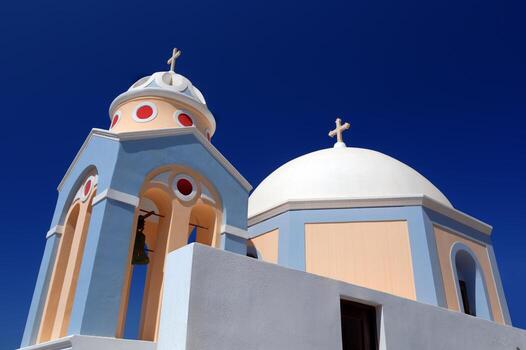 una iglesia blanca en fira en la isla de santorini, grecia foto