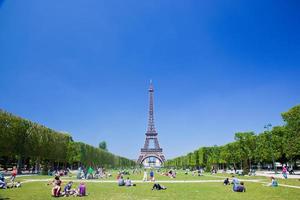 París, Francia, 2022 - Torre Eiffel, París, Francia. turistas y lugareños descansando en champ de mars foto