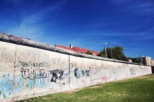 berlín, alemania, 2022 - memorial del muro de berlín con graffiti. foto