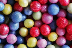 colorida decoración de perlas de azúcar dulce. fondo de primer plano, patrón. foto
