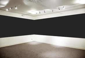 galería de arte. amplio panel horizontal negro. foto