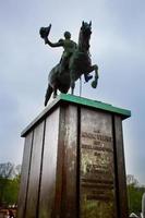 países bajos, 2022- estatua de koning willem ii, la haya foto