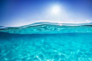 tiro medio bajo el agua, agua clara y cielo azul soleado. océano tropical