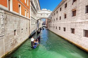 venecia, italia, 2022 - el puente de los suspiros y la góndola foto