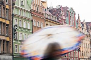 Breslavia, Polonia. una persona con paraguas en la plaza del mercado lluvioso foto