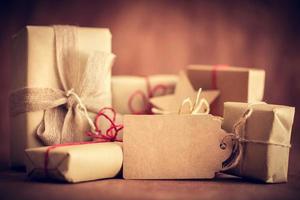 regalo retro rústico, cajas de regalo con etiqueta. tiempo de navidad, envoltura de papel ecológico. foto