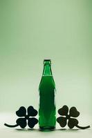 botella de cerveza verde. S t. decoración del día de patria foto