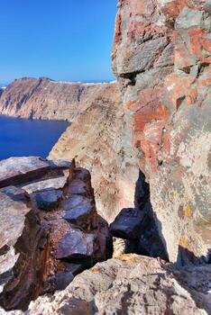 acantilado y rocas volcánicas de la isla de santorini, grecia. ver en la caldera foto