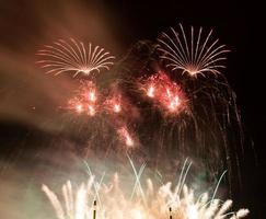 espectaculares fuegos artificiales iluminan el cielo. celebración de Año Nuevo. foto