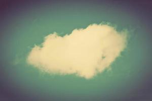 una sola nube en el cielo despejado. retro, estilo antiguo foto