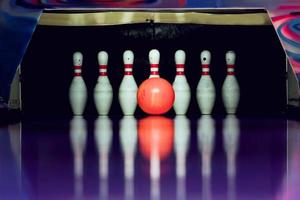 bolos. la pelota va a golpear bolos foto