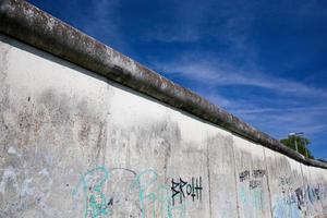 berlín, alemania, 2022 - memorial del muro de berlín con graffiti. foto