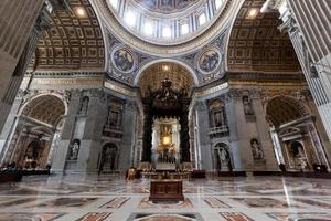 italia, 2022 - interior de st. basílica de san pedro en ciudad del vaticano. foto