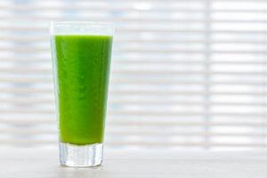 jugo fresco de verduras y frutas verdes. bebida vitamínica saludable. foto