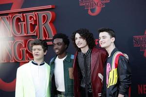 los angeles, 28 de junio - gaten matarazzo, caleb mclaughlin, finn wolfhard, noah schnapp en el estreno mundial de la temporada 3 de cosas extrañas en la escuela secundaria de santa monica el 28 de junio de 2019 en santa monica, ca foto