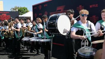 los angeles, 28 de junio - atmósfera general, escuela secundaria hawkins, banda en el estreno mundial de la temporada 3 de cosas extrañas en la escuela secundaria de santa monica el 28 de junio de 2019 en santa monica, ca foto