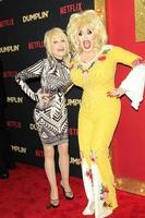 los angeles, 6 de diciembre - dolly parton, jason cosmo en el estreno de dumplin en el teatro chino tcl el 6 de diciembre de 2018 en los angeles, ca foto