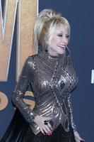 las vegas, 7 de marzo - dolly parton en la llegada de los premios de la academia de música country 2022 al estadio allegient el 7 de marzo de 2022 en las vegas, nv foto