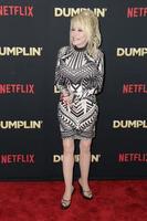 los angeles, 6 de diciembre - dolly parton en el estreno de dumplin en el teatro chino tcl el 6 de diciembre de 2018 en los angeles, ca foto