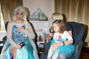 LOS ANGELES, NOV 26 - Elsa Impersonator, Amelie Bailey, Adrienne Frantz at the Amelie Bailey 2nd Birthday Party at Private Residence on November 26, 2017 in Studio City, CA photo