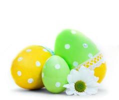 huevos de Pascua y decoración de flores de primavera en blanco foto