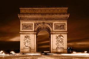 arc de triomphe en la noche, parís, francia. foto