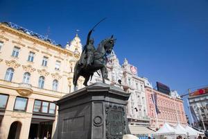 zagreb, croacia, 2022 - estatua de prohibición jelacic foto