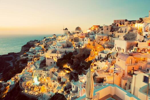 ciudad de oia en la isla de santorini, grecia al atardecer. molino de viento famoso foto