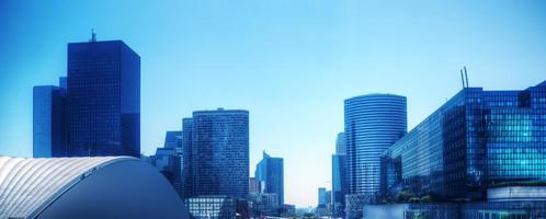 panorama de rascacielos de negocios en tono azul. París, Francia foto