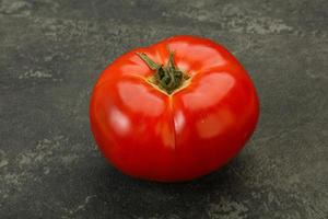 tomate rojo grande y jugoso maduro foto