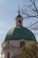 S t. iglesia kazimierz en la plaza de la ciudad nueva en varsovia, polonia foto