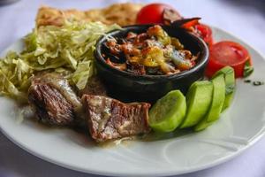 carne en una olla foto