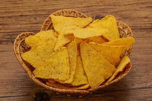 triángulo de nachos de maíz crujiente mexicano foto